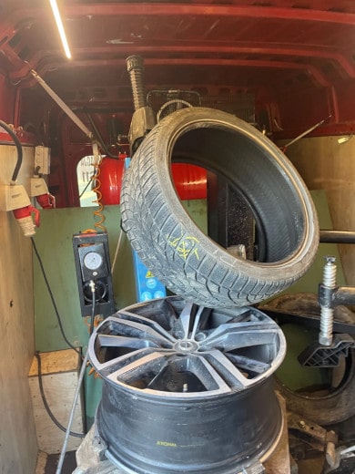 Mobilna wulkanizacja. Naprawa opon na miejscu z dojazdem do klienta.