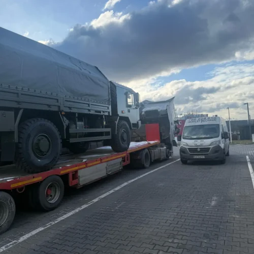 Samochód serwisowy mobilnego mechanika podczas naprawy auta w Krakowie