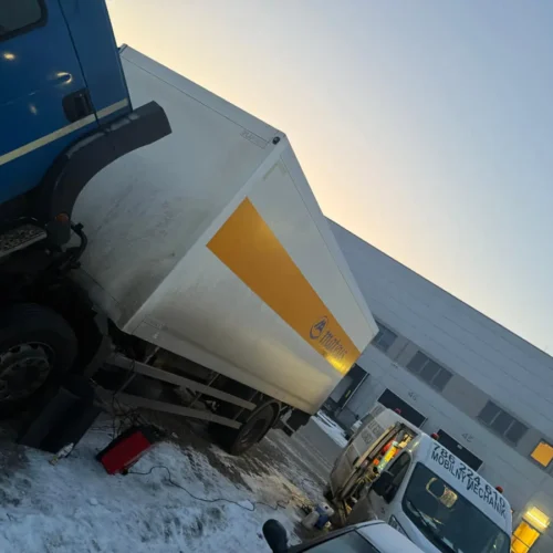 Mobilny mechanik naprawiający samochód na parkingu w Krakowie